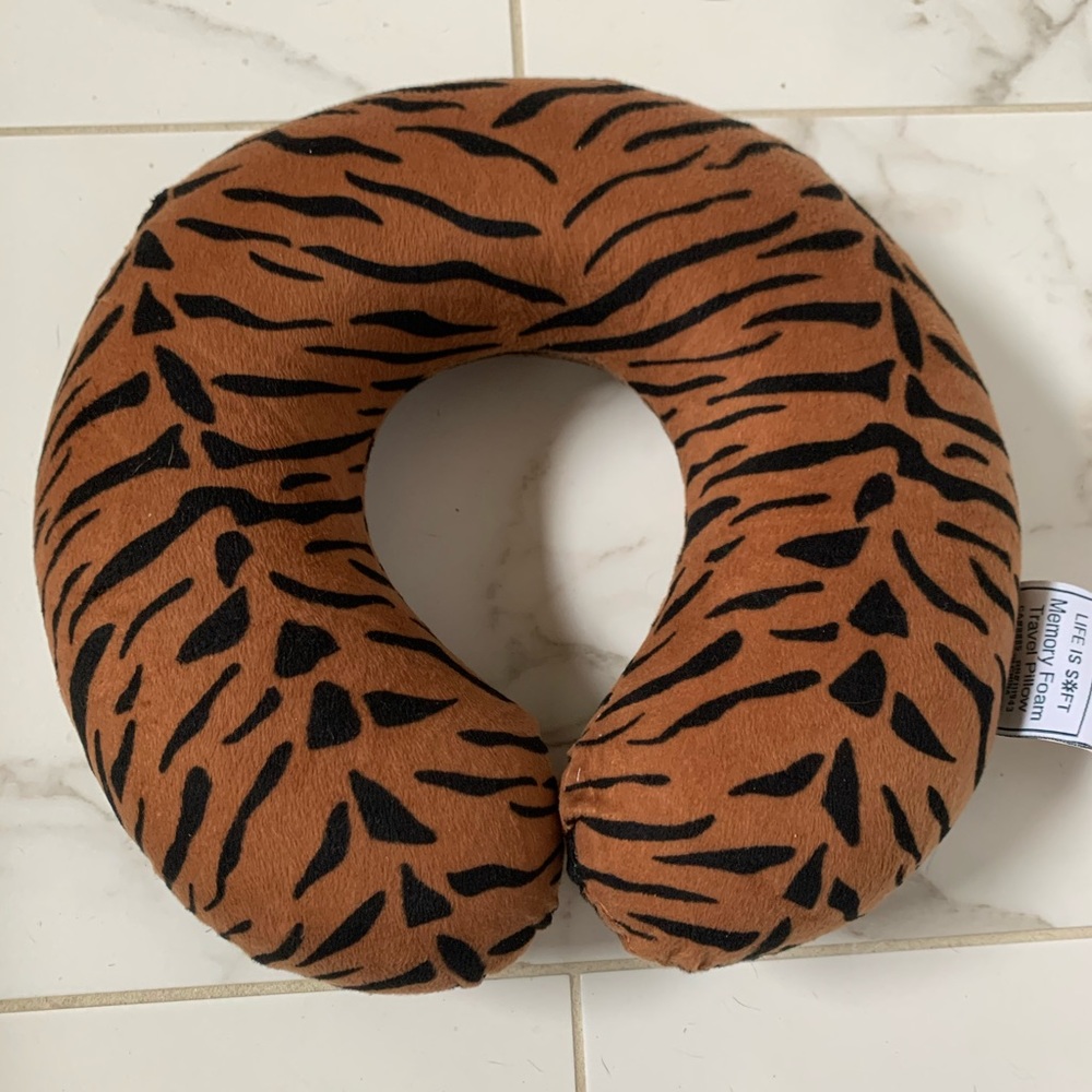 Memory foam travel pillow